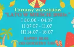 Kolorowa, wakacyjna grafika promująca warsztaty „Lato w mieście 2025r.”. W tle elementy letnie, takie jak palmy ????, ananasy ????, słońce ☀️, klapki ????, piłka plażowa ????️ i arbuz ????. Na środku znajduje się tekst: „Turnusy warsztatów ‘LATO W MIEŚCIE