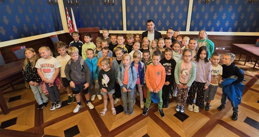 grupa dzieci z&nbsp;warsztat&oacute;w wraz z&nbsp;Prezydentem Miasta Głogowa