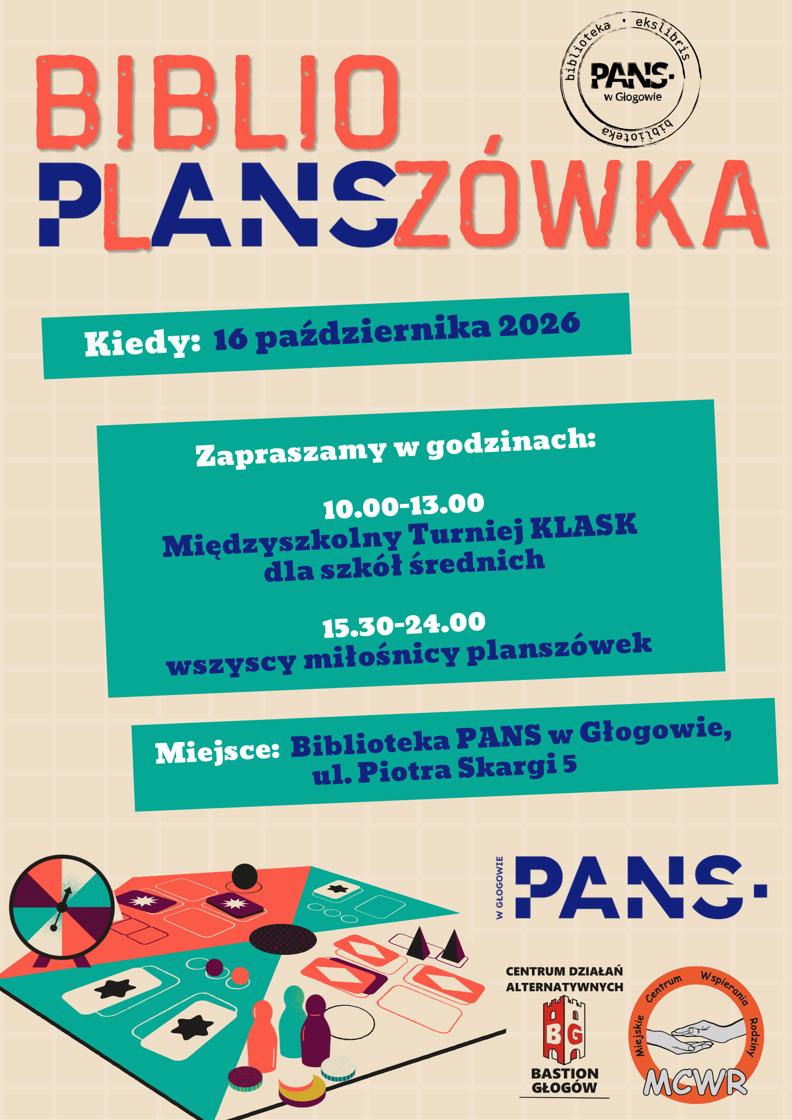 Plakat wydarzenia &bdquo;BiblioPlansz&oacute;wka&rdquo;, organizowanego 16 października 2026 roku w&nbsp;Bibliotece PANS w&nbsp;Głogowie przy ulicy Piotra Skargi 5. W godzinach 10:00&ndash;13:00 odbędzie się Międzyszkolny Turniej KLASIK dla szk&oacute;ł średnich, a&nbsp;od 15:30 do 24:00 zaplanowano spotkanie dla wszystkich miłośnik&oacute;w gier planszowych. Na plakacie widoczna jest kolorowa plansza do gry z&nbsp;pionkami, kostką i&nbsp;kołem losującym. Wydarzenie zachęca do wsp&oacute;lnej zabawy i&nbsp;spędzania czasu przy grach planszowych.
