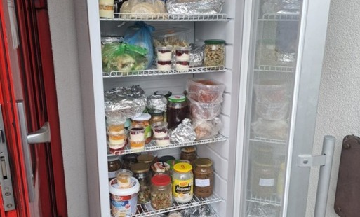 zdjęcie wypełnionej lodówki społecznej