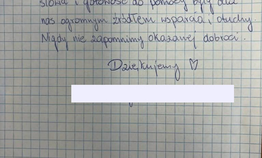 Zdjęcie kartki w kratkę z odręcznie napisanym po polsku podziękowaniem. Tekst wyraża wdzięczność za wsparcie, pomoc i obecność w trudnych momentach życia, podkreślając życzliwość i gotowość do pomocy. Na końcu widnieje słowo ‘Dziękujemy’ oraz narysowane s