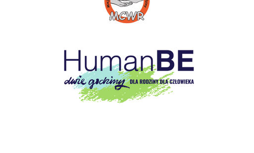 „Grafika promująca akcję „HumanBE – Dwie Godziny dla Rodziny dla Człowieka”. U góry znajduje się logo Miejskiego Centrum Wspierania Rodziny (MCWR) z symbolem dłoni. Poniżej duży napis „HumanBE”, a pod nim odręczny tekst „dwie godziny” oraz hasło „dla rodz