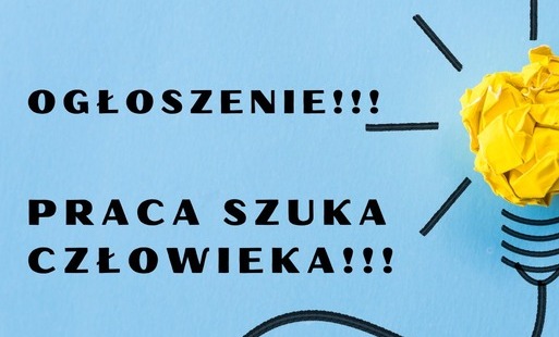 Grafika z niebieskim tłem i dużym czarnym napisem: „OGŁOSZENIE!!! PRACA SZUKA CZŁOWIEKA!!!”. Po prawej stronie znajduje się żółta kula z pogniecionego papieru stylizowana na świecącą żarówkę. Grafika informuje o ogłoszeniu o pracę.