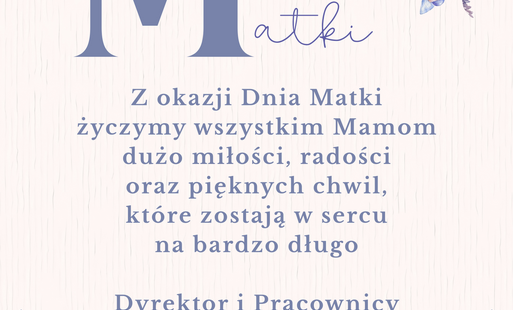 „Dzień Matki” — dekoracyjny plakat w delikatnych odcieniach błękitu i beżu. Na środku znajduje się duża litera „M” z wpisanym napisem „Matki”. Poniżej umieszczono życzenia dla wszystkich Mam: dużo miłości, radości i pięknych chwil, które pozostają w sercu