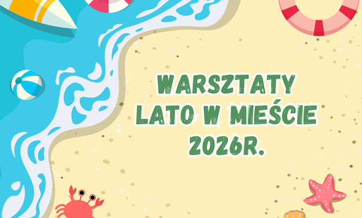 Kolorowa grafika promująca warsztaty „Lato w mieście 2026”. Tło przedstawia piaszczystą plażę z morską falą po lewej stronie. W centralnej części znajduje się zielony napis „Warsztaty Lato w Mieście 2026 r.”. Grafikę zdobią letnie elementy: dmuchane koła 