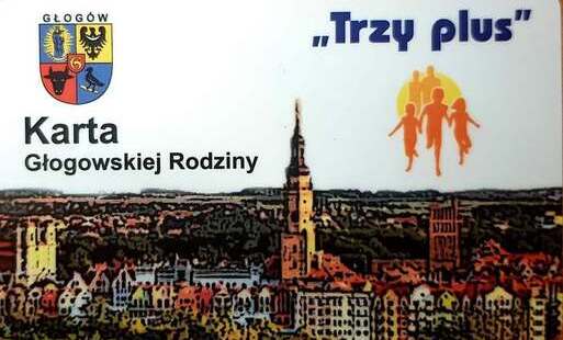  Karta Głogowskiej Rodziny „Trzy Plus” z herbem Głogowa i panoramą miasta.