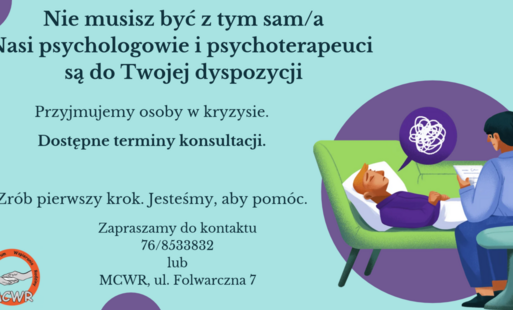 Plakat informacyjny Miejskiego Centrum Wspierania Rodziny (MCWR). Na jasnoniebieskim tle znajduje się ilustracja przedstawiająca mężczyznę leżącego na zielonej kozetce (w chmurce myśli nad jego głową widać zapętloną, skomplikowaną linię symbolizującą kryzys) oraz siedzącego tyłem terapeutę z notatnikiem. W lewym dolnym rogu umieszczono okrągłe logo MCWR z motywem splecionych dłoni. Tekst na plakacie głosi: „Nie musisz być z tym sam/a. Nasi psychologowie i psychoterapeuci są do Twojej dyspozycji. Przyjmujemy osoby w kryzysie. Dostępne terminy konsultacji. Zrób pierwszy krok. Jesteśmy, aby pomóc. Zapraszamy do kontaktu: 76/8533832 lub MCWR, ul. Folwarczna 7”.