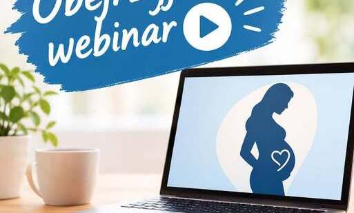 Laptop z grafiką przedstawiającą sylwetkę kobiety w ciąży, z napisem „Obejrzyj webinar” i symbolem odtwarzania.